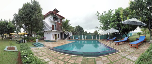 Outdoor pool - The Nilambara Lake View (Dambulla)