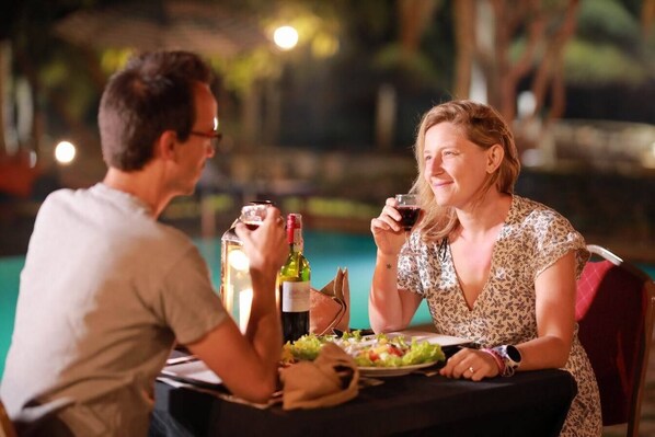 Voorkant accommodatie - avond/nacht