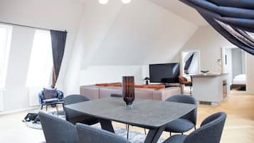 Family Penthouse | Desk, laptop workspace, free WiFi, bed sheets