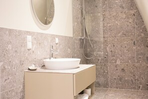 Douche, douche à « effet pluie », sèche-cheveux