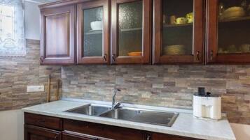 Fridge, oven, stovetop, coffee/tea maker