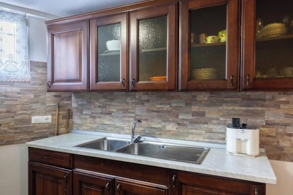 Réfrigérateur, four, plaque de cuisson, cafetière/bouilloire