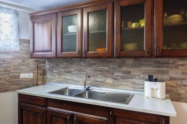 Een koelkast, een oven, een kookplaat, een koffiezetapparaat/waterkoker