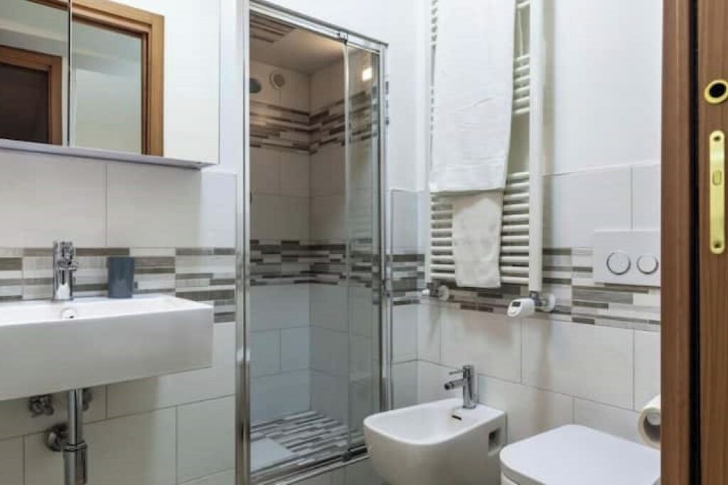 Bruser, hårtørrer, bidet, håndklæder