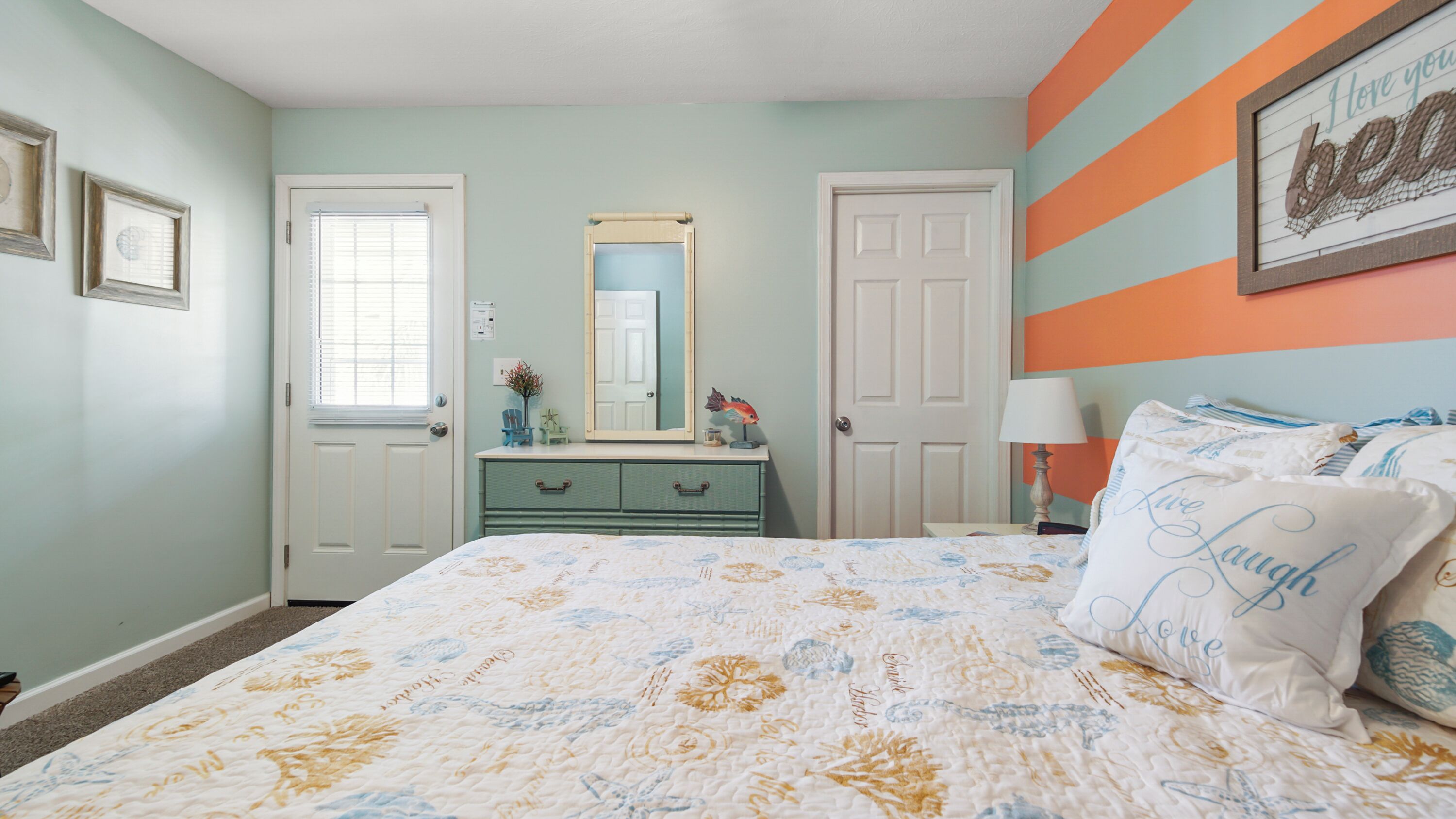 2 chambres, fer et planche à repasser, Wi-Fi, draps fournis