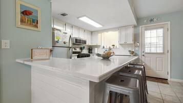 Een koelkast, een microgolfoven, een oven, een kookplaat