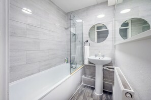 Bathroom - Nice 2-bed flat near earls court  (London)