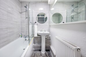 Bathroom - Nice 2-bed flat near earls court (London)