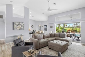 Fernseher, Bücher, Stereoanlage