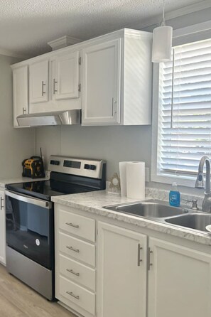 Frigorífic, microones, forn i placa de cuina 