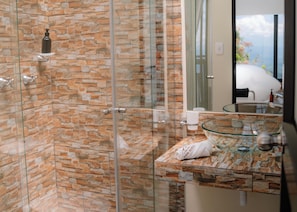 Suite Luxe, vue montagne | Salle de bain | Serviettes fournies, savon, shampoing, papier toilette