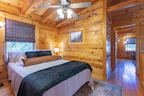 4 室のベッドルーム、デスク、アイロン / アイロン台、旅行用ベビーベッド