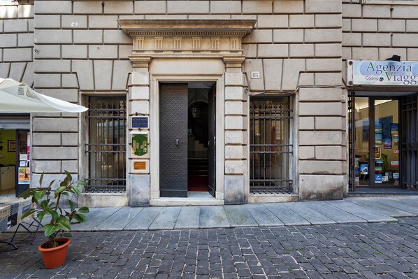 Property entrance - Cairoli Stylish Apartment (Genoa)