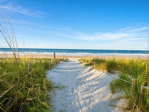 Heated Pool-Hot Tub-Pet Friendly-Steps to Beach