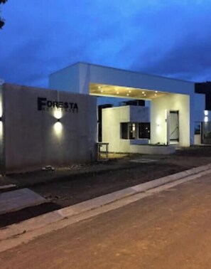 Exterior - Ideal for year-round surfing, hiking, tour agencies to various national parks 1 (Jacó)