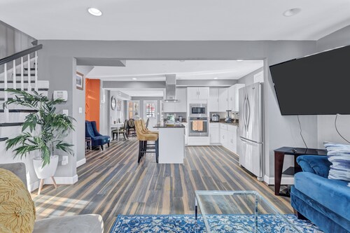 Charming 3-bedroom townhome w/ free parking in Washington/ Oasis outdoor fam-fri