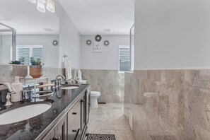 Baignoire Ă jets, sĂšche-cheveux, serviettes fournies, savon