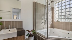 Dusche, Whirlpool, Haartrockner, Handtücher