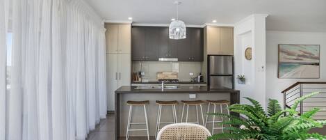 Jääkaappi, mikroaaltouuni, uuni, liesi