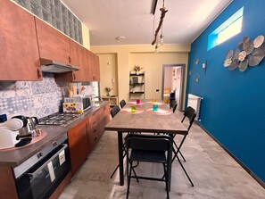 Fridge, microwave, oven, stovetop - Leaves in Pura Vida Apartment (Catania)