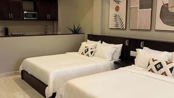2 Schlafzimmer, Schreibtisch, Bügeleisen/Bügelbrett, Reisekinderbett