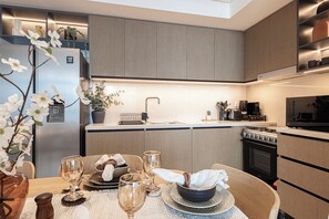 Appartement Luxe, vue ville | Cuisine privée | Grand réfrigérateur, micro-ondes, four, plaque de cuisson