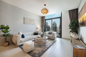 Appartement luxueux, vue sur la ville | Aire de séjour | Téléviseur connecté de 65 po avec télévision numérique, Netflix