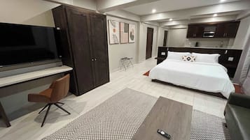 1 habitación, escritorio, tabla de planchar con plancha y cuna de viaje