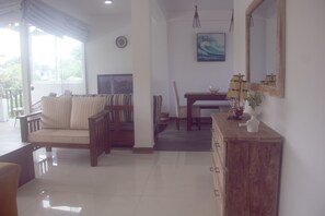 Smart TV, books - The Motel One - Colombo Border (Wattala)