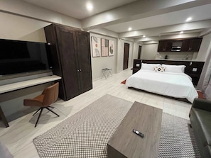 2 chambres, bureau, fer et planche Ă repasser, lit parapluie