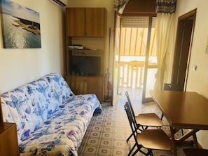 Apartment, 1 Bedroom, Balcony, City View | Living room