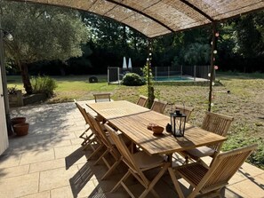 Outdoor dining - Le Moulin, with park, swimming pool, in the heart of the village (Villegly)