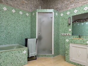 Douche, sĂšche-cheveux