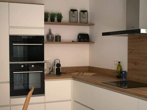 Fridge, microwave, oven, dishwasher - Le Moulin, with park, swimming pool, in the heart of the village (Villegly)