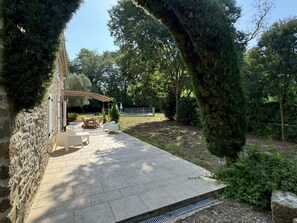 Terrace/patio - Le Moulin, with park, swimming pool, in the heart of the village (Villegly)