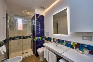 Douche, sèche-cheveux, bidet, serviettes fournies