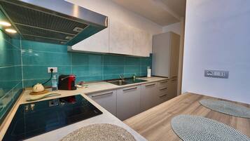 Kühlschrank, Ofen, Herdplatte, Geschirrspüler