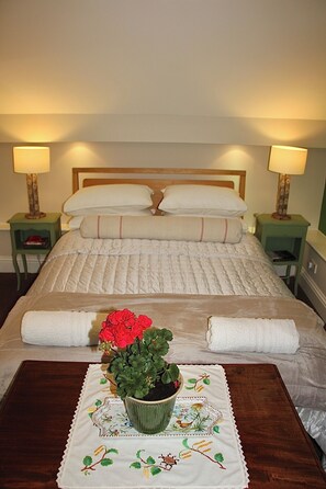 2 bedrooms, desk, iron/ironing board, travel crib - Bessie May Cottage (BROCKENHURST)