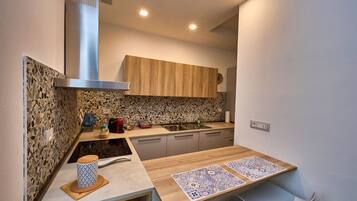 Fridge, oven, stovetop, dishwasher