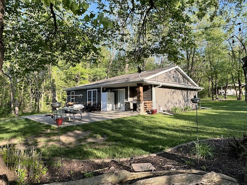 Lovely Lakeside Home: Perfect Retreat at Enriched Cabins & Resort on Lake Delhi