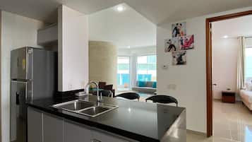 Apartamento | Cocina privada | Frigorífico, microondas, horno y placa de cocina