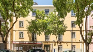 Ein Gebäude mit einem Schild, auf dem "KW AREA" steht, und ein Auto davor geparkt.