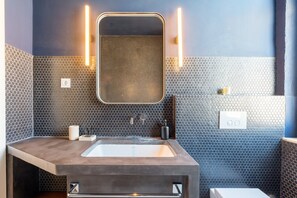 Shower, hair dryer, towels, soap - GuestReady - Lisbon's Elegant Getaway (Lisbon)