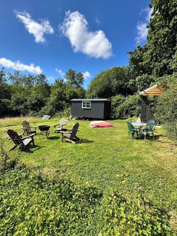 Outdoor dining - Fallow Coombe Glamping, Hidden escape in the South Downs National Park (Liss)