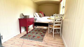 1 bedroom, bed sheets