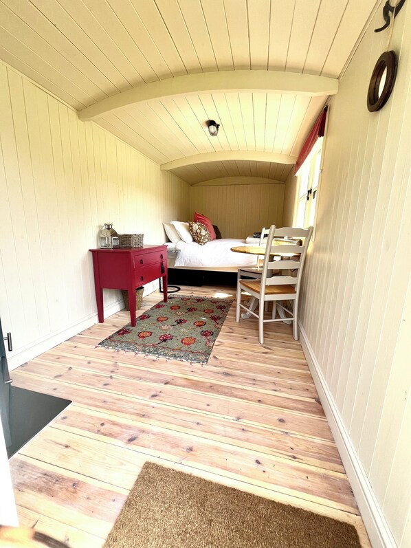 1 bedroom, bed sheets - Fallow Coombe Glamping, Hidden escape in the South Downs National Park (Liss)