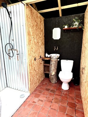 Shower, towels, soap, shampoo - Fallow Coombe Glamping, Hidden escape in the South Downs National Park (Liss)