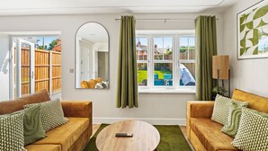 Premium House, 4 Bedrooms, Patio | Living area - Cove Road Houses by Redwood Stays (Farnborough)