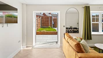 Rumah Premium, 4 kamar tidur, patio | Area keluarga | Smart TV 50-inci dengan saluran TV digital dan Netflix