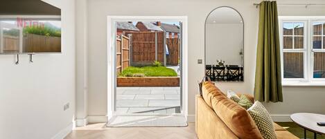 Hus – premium, 4 soverom, terrasse | Oppholdsområde | En 50-tommers smart-TV med digitale kanaler samt Netflix